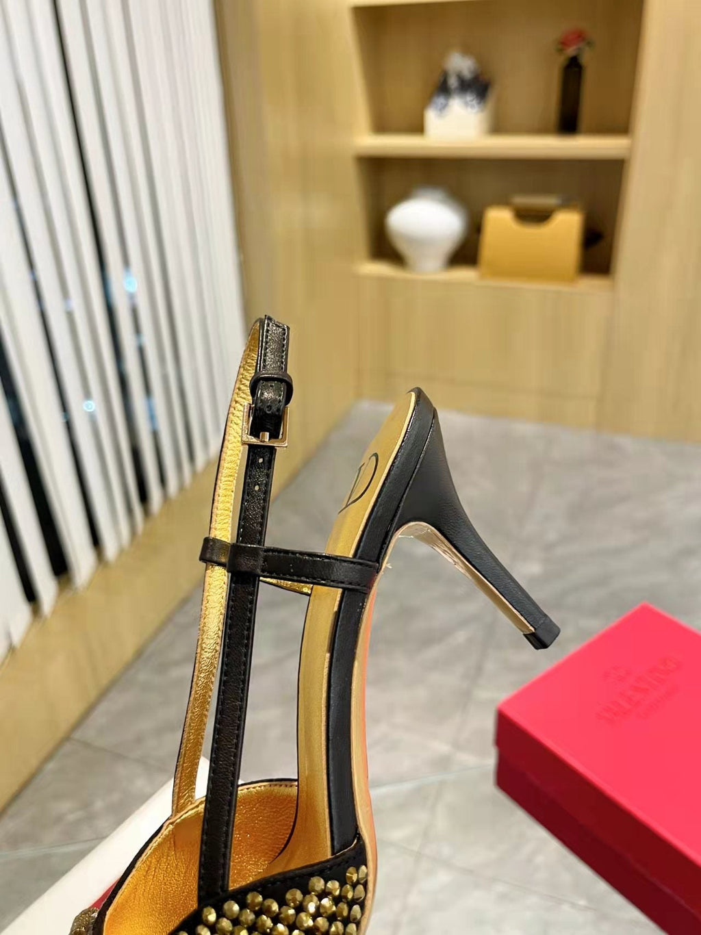 Tacones con hebilla en V