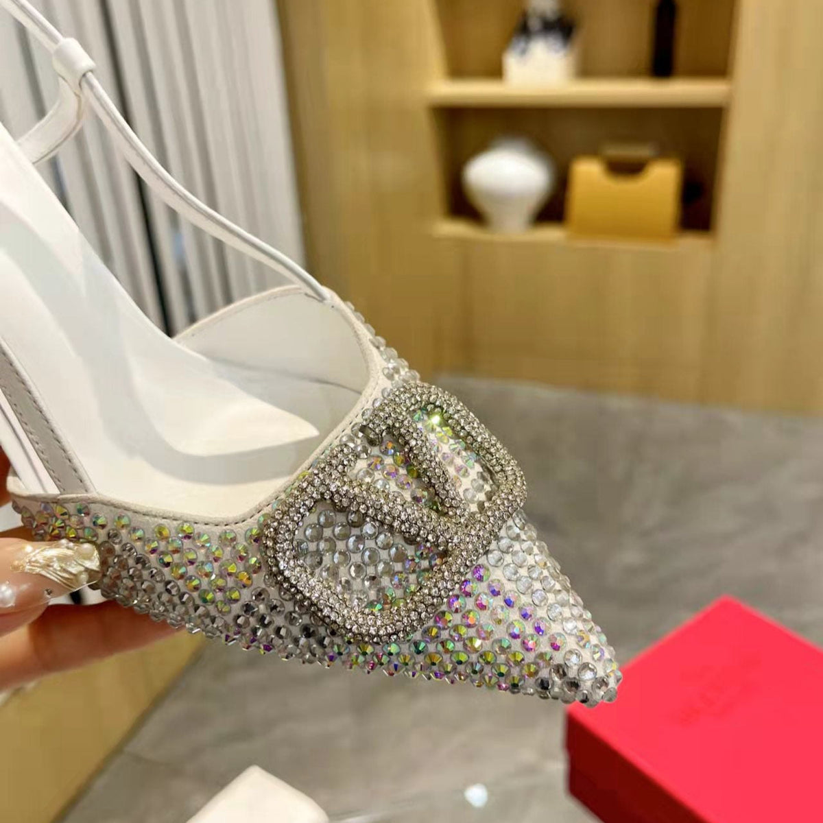 Tacones con hebilla en V