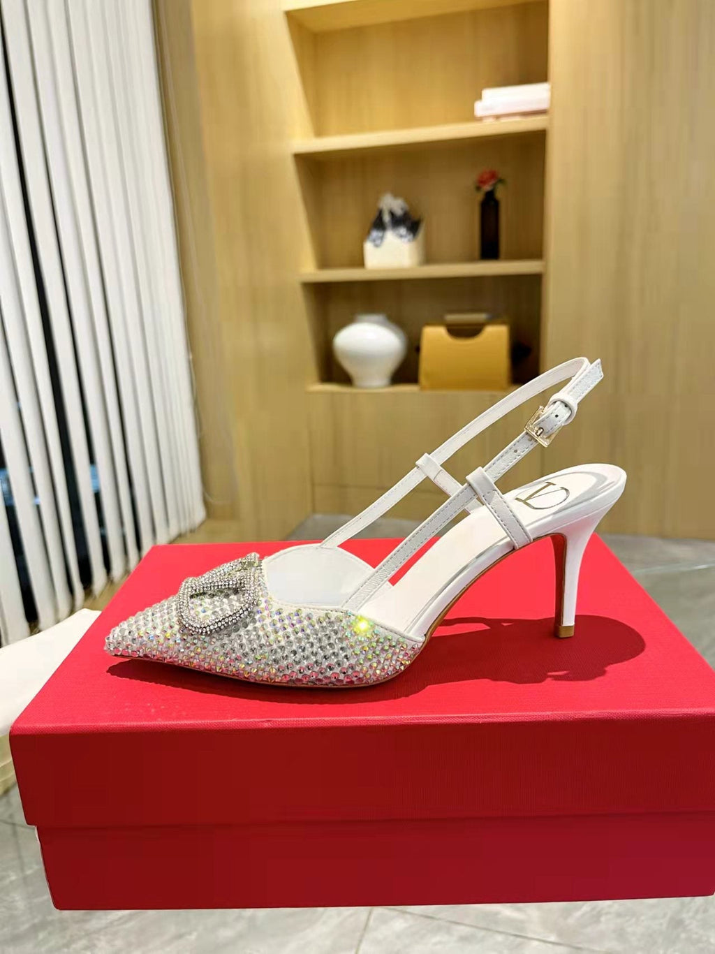 Tacones con hebilla en V
