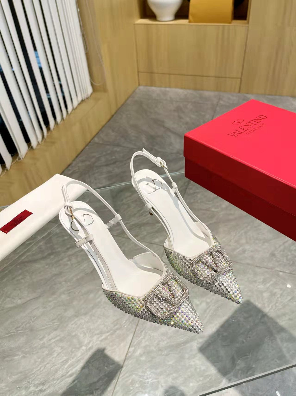 Tacones con hebilla en V