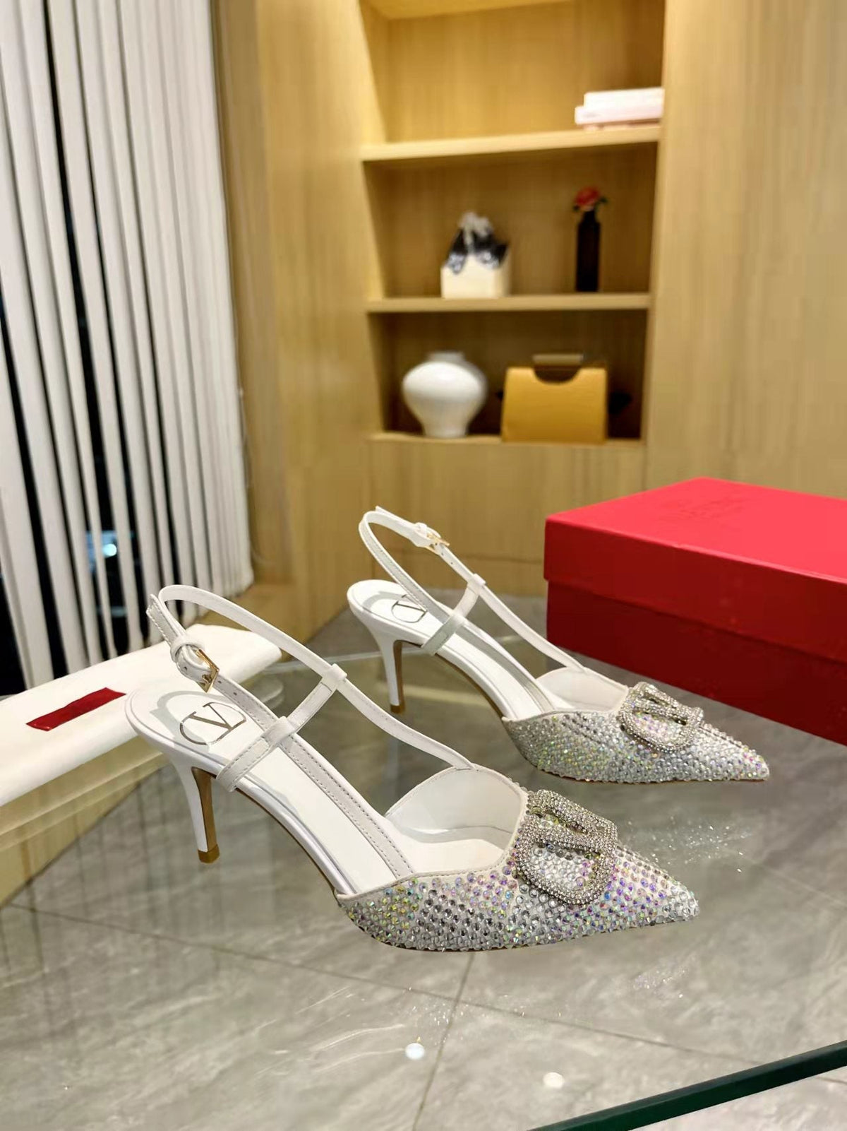Tacones con hebilla en V