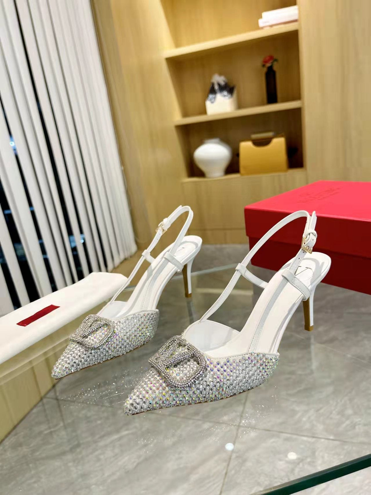 Tacones con hebilla en V