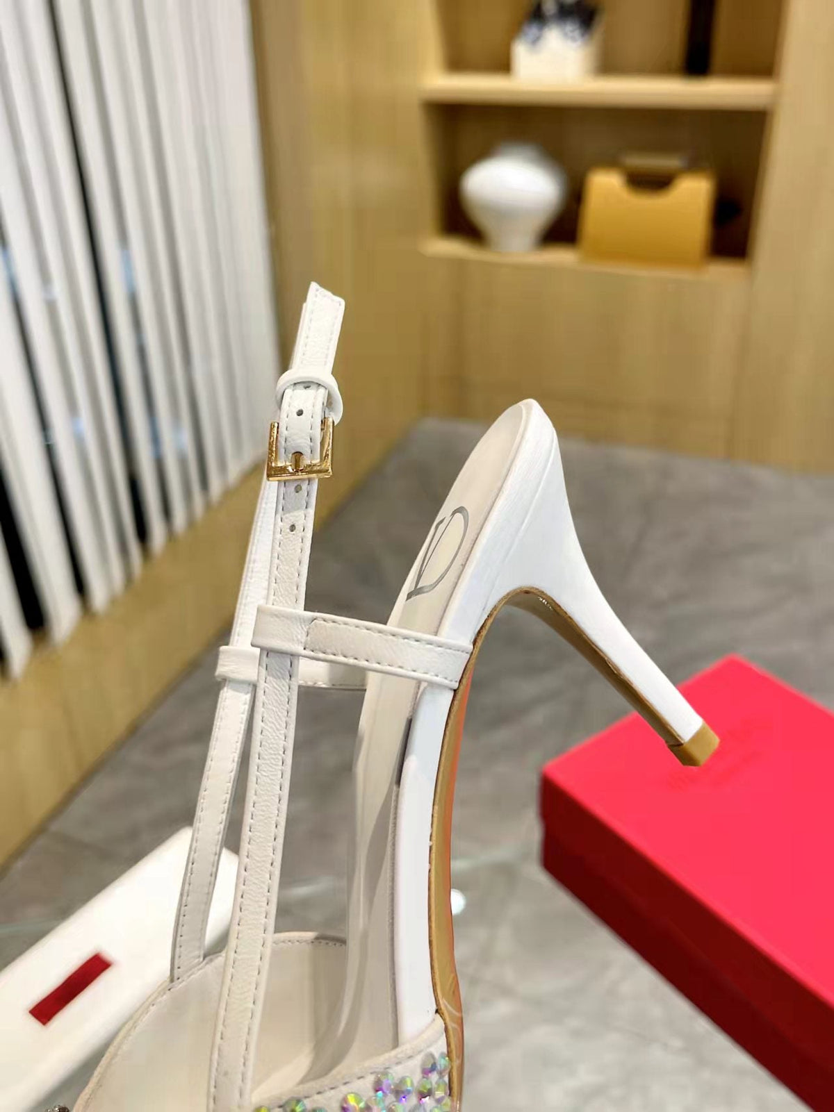 Tacones con hebilla en V