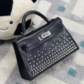 Mini bolso de piel con tachuelas de paladio