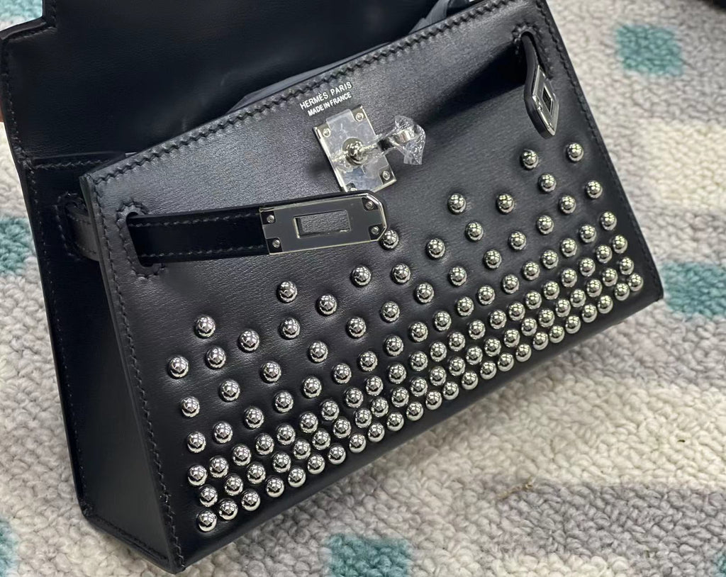 Mini bolso de piel con tachuelas de paladio