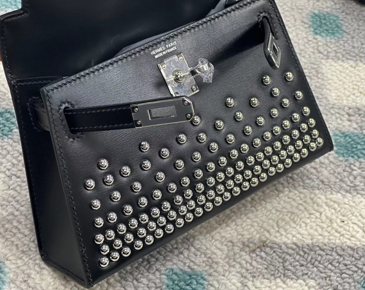 Mini bolso de piel con tachuelas de paladio