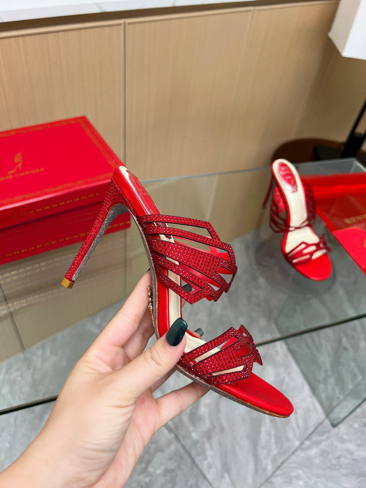 Tacones altos de cristal con forma de diamante