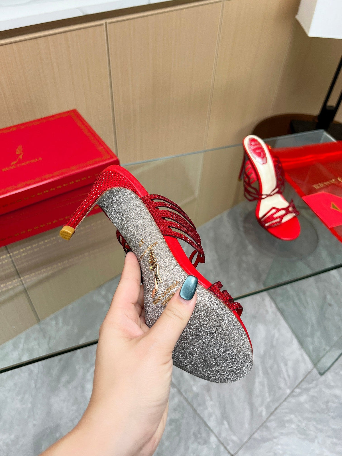 Tacones altos de cristal con forma de diamante