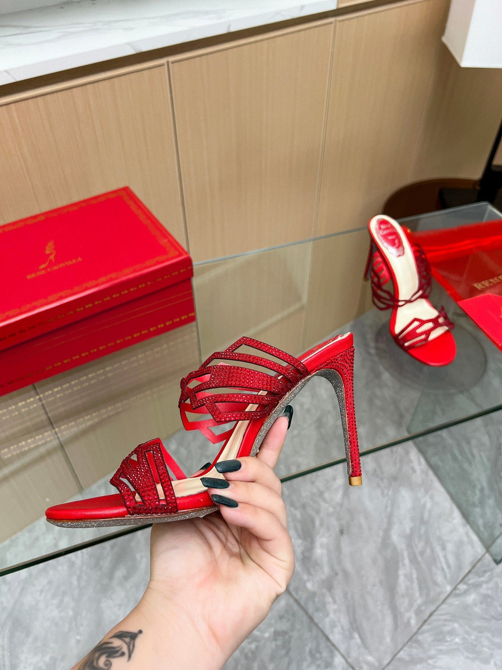 Tacones altos de cristal con forma de diamante