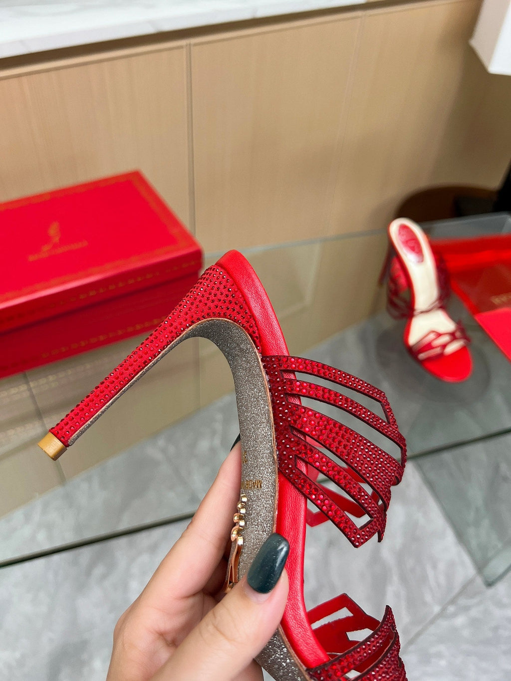 Tacones altos de cristal con forma de diamante