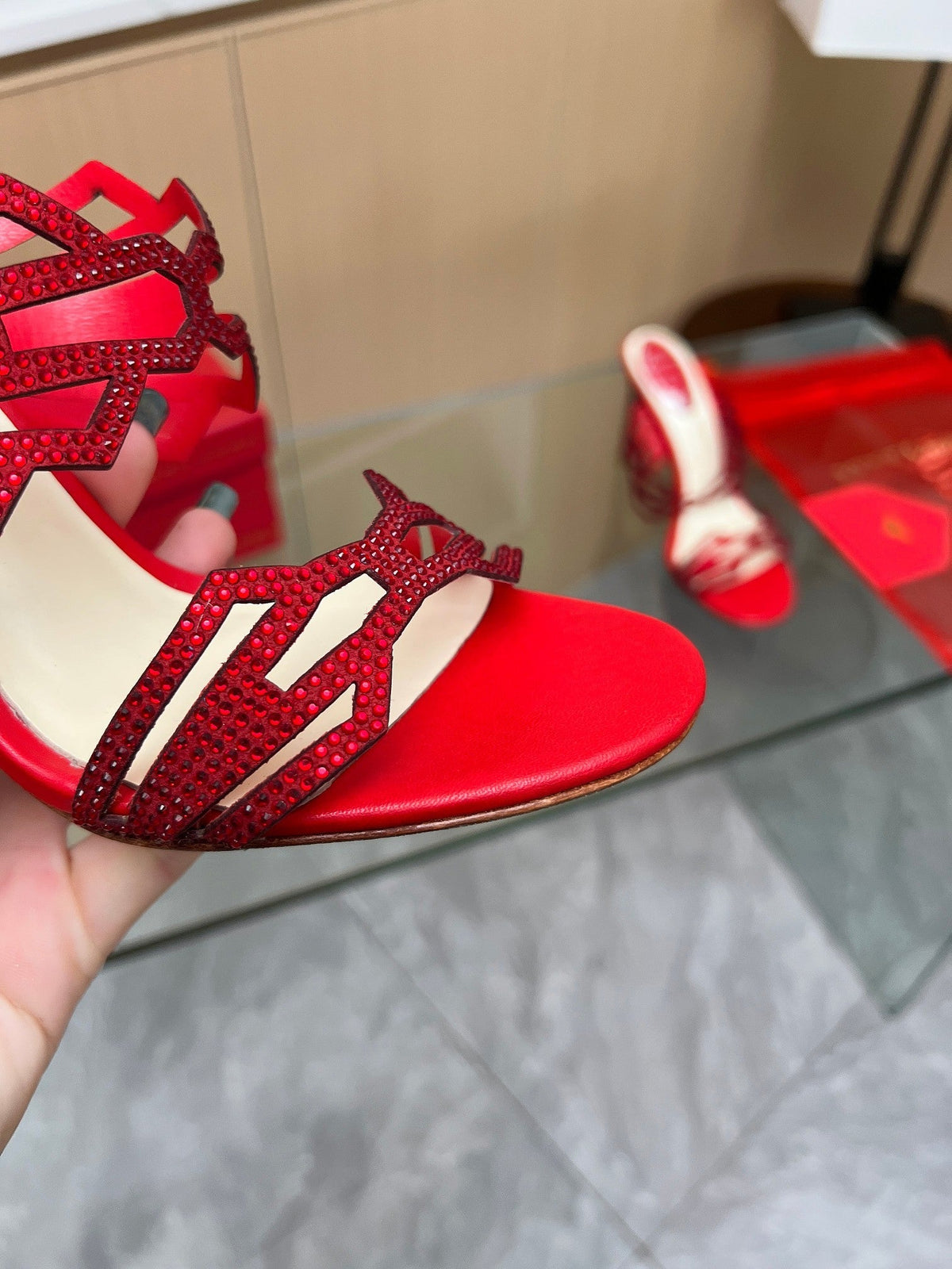Tacones altos de cristal con forma de diamante