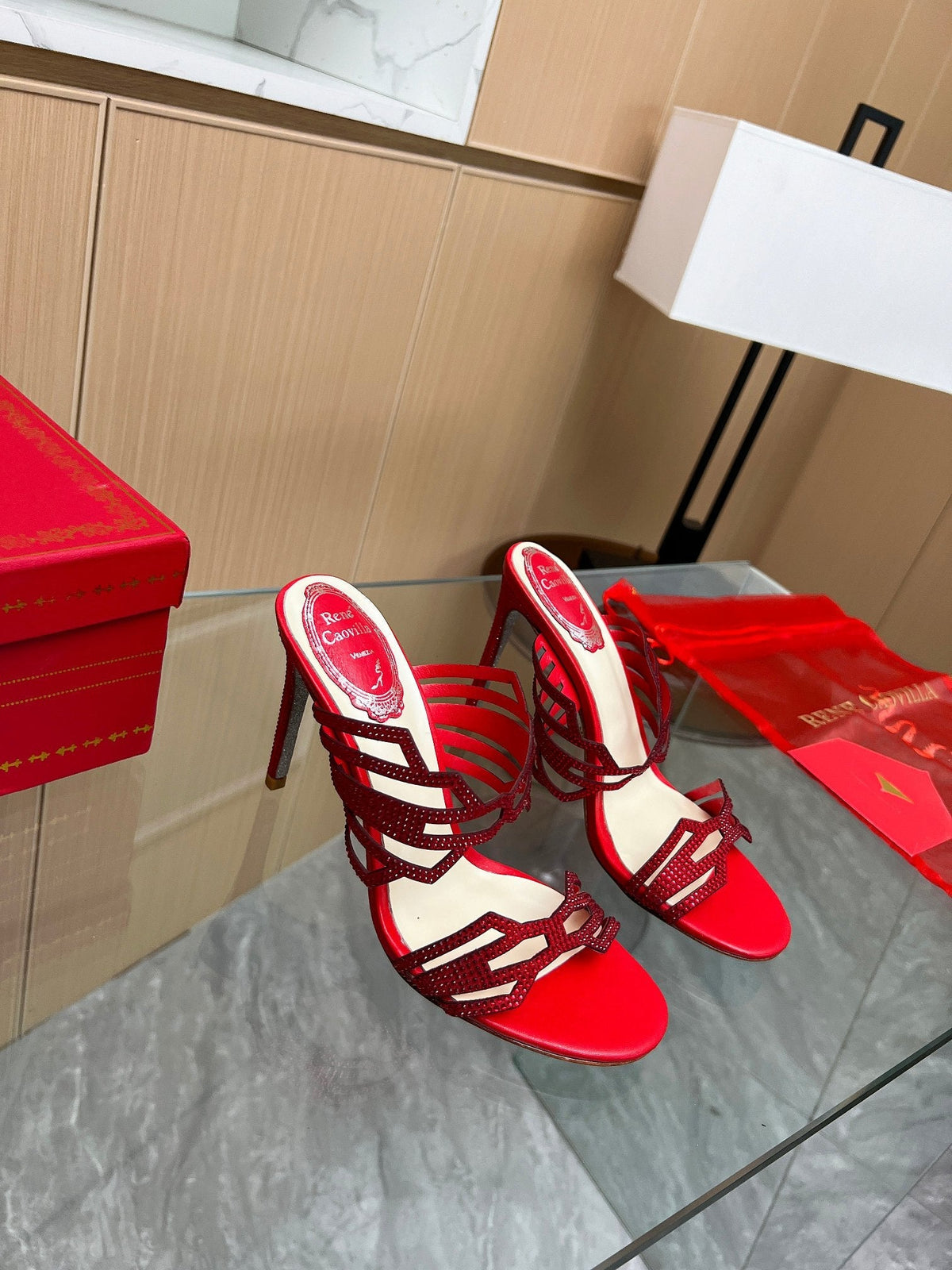 Tacones altos de cristal con forma de diamante