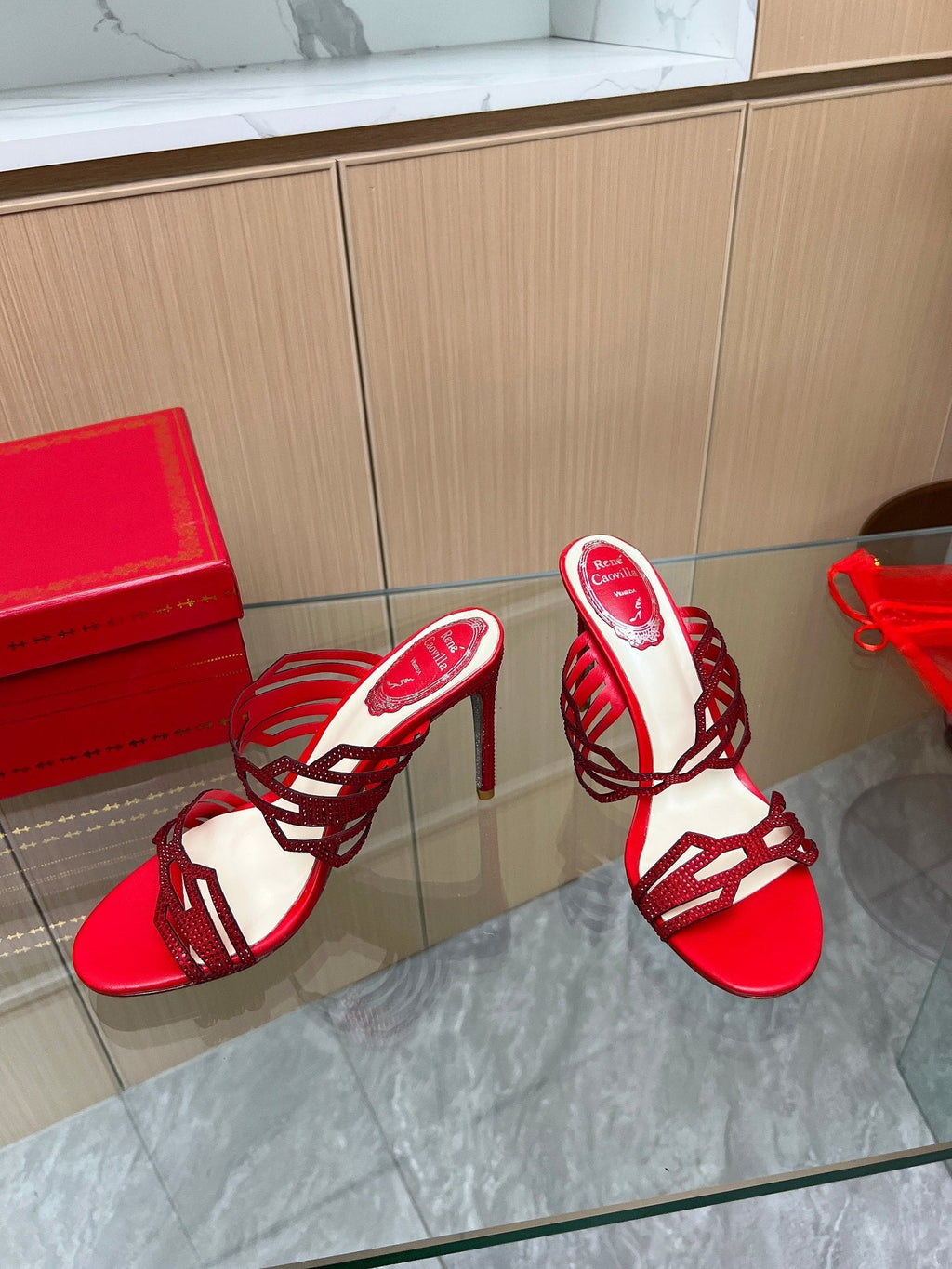 Tacones altos de cristal con forma de diamante