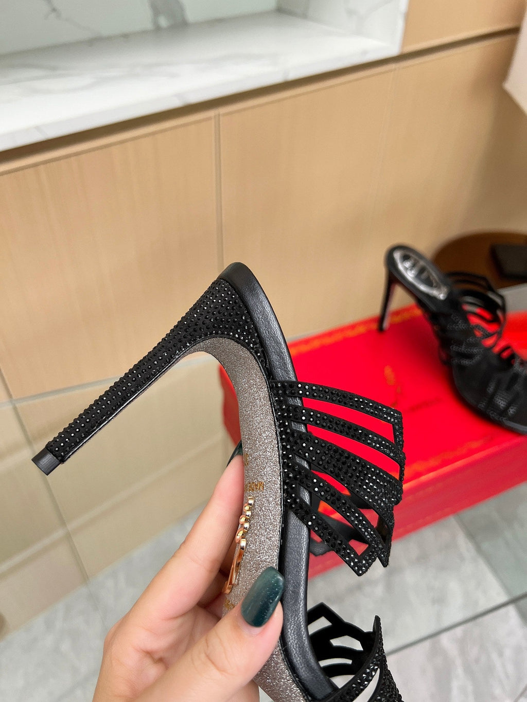 Tacones altos de cristal con forma de diamante