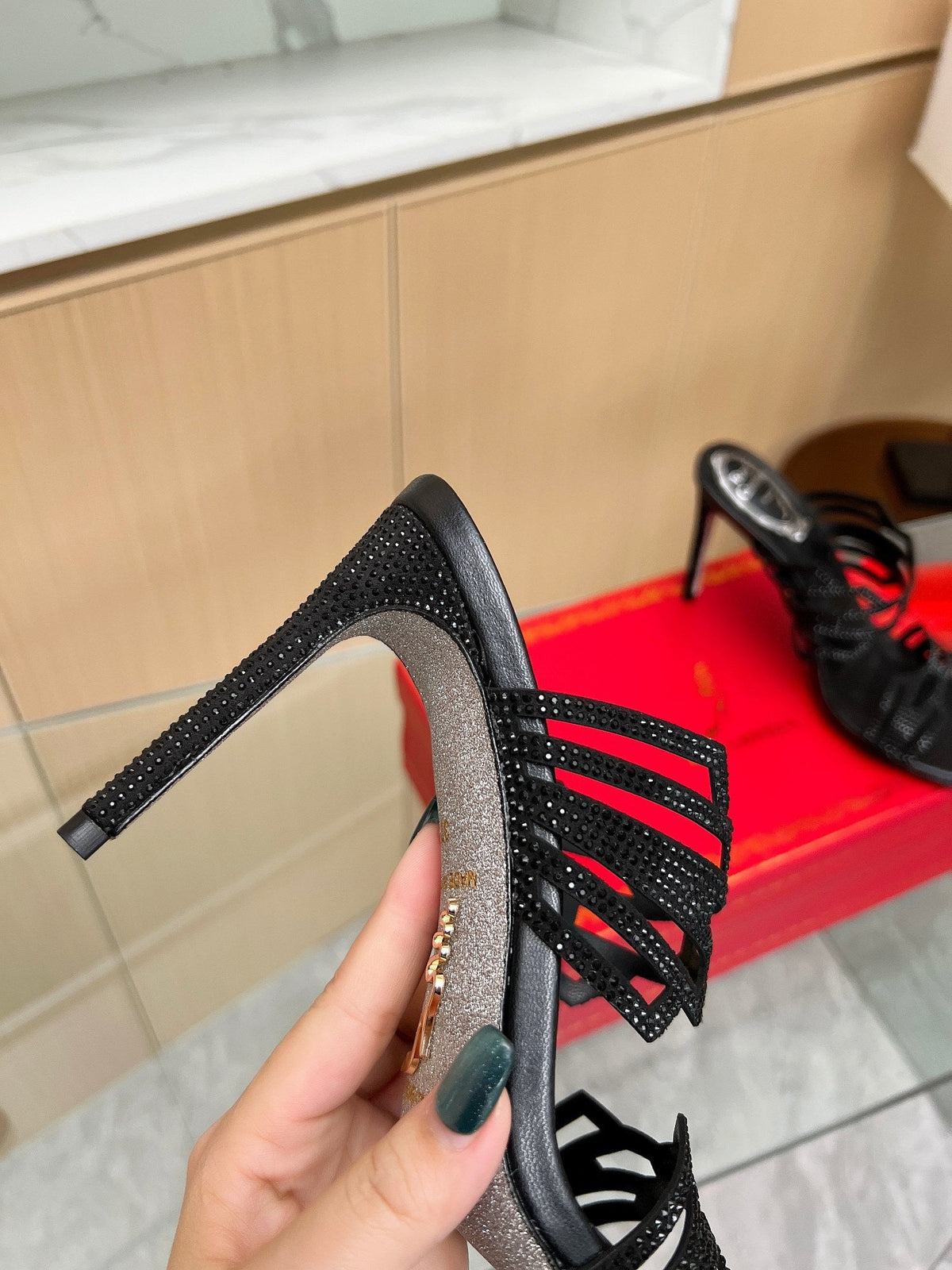 Tacones altos de cristal con forma de diamante