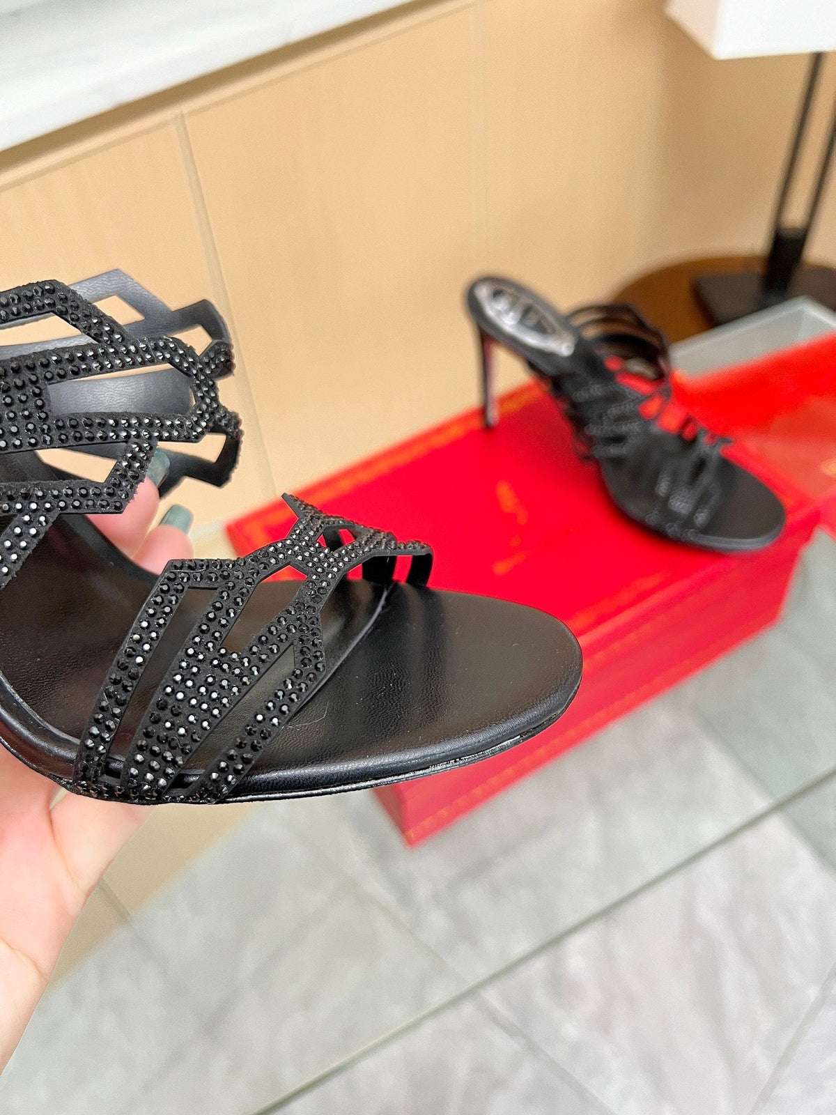 Tacones altos de cristal con forma de diamante