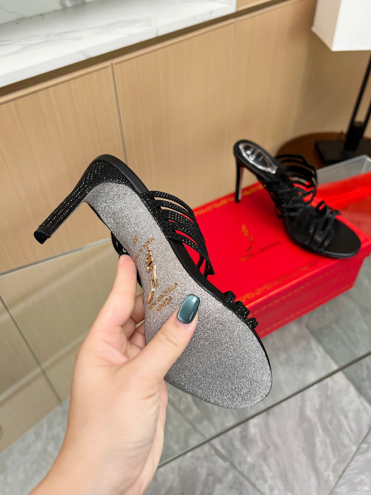 Tacones altos de cristal con forma de diamante