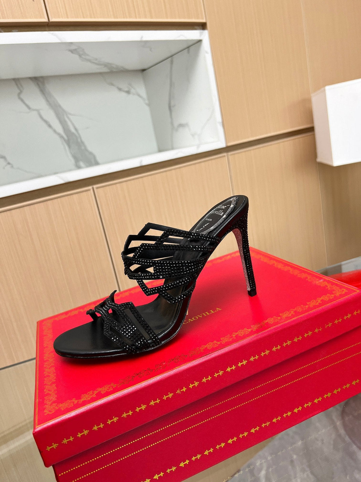 Tacones altos de cristal con forma de diamante