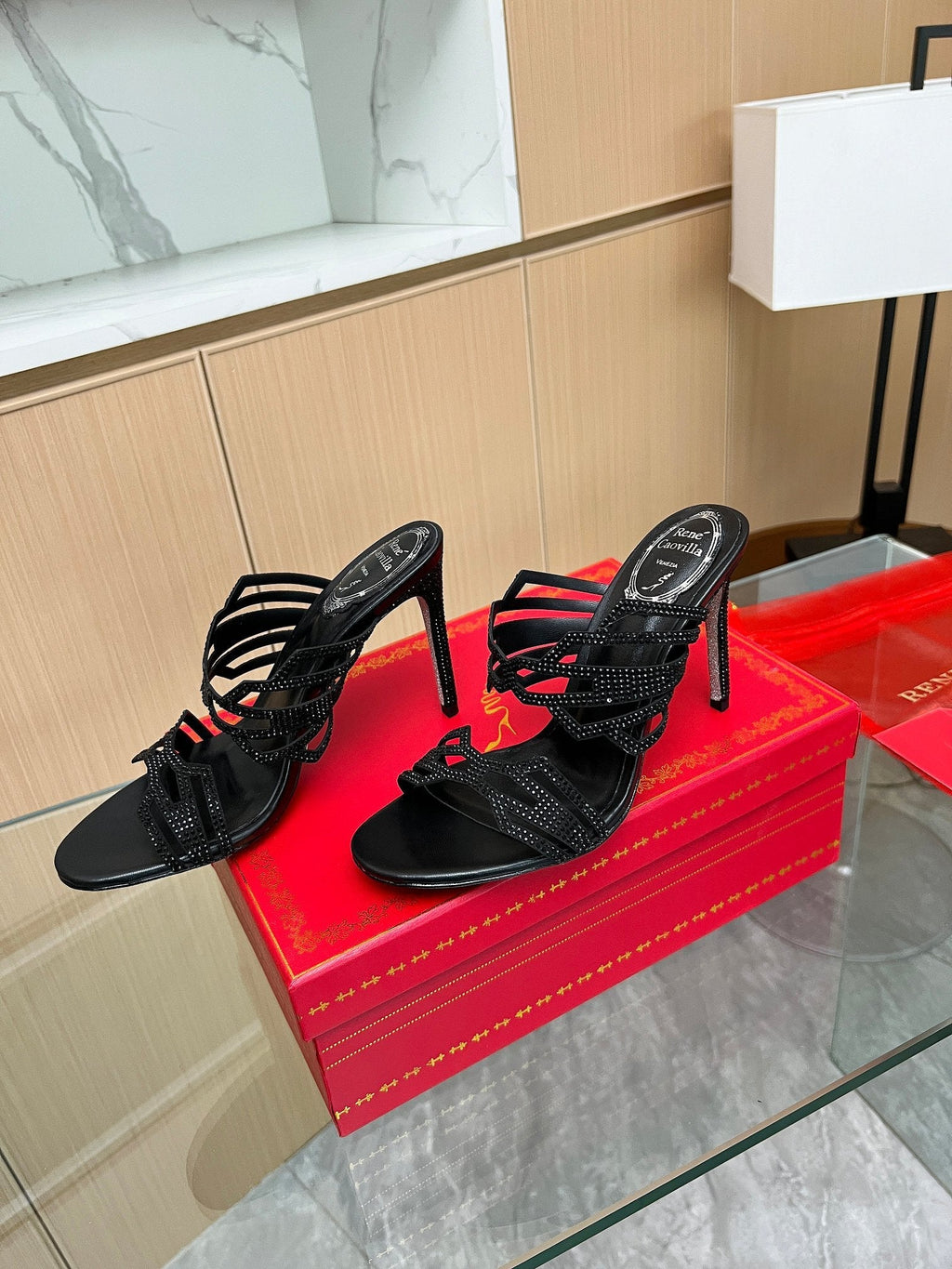 Tacones altos de cristal con forma de diamante