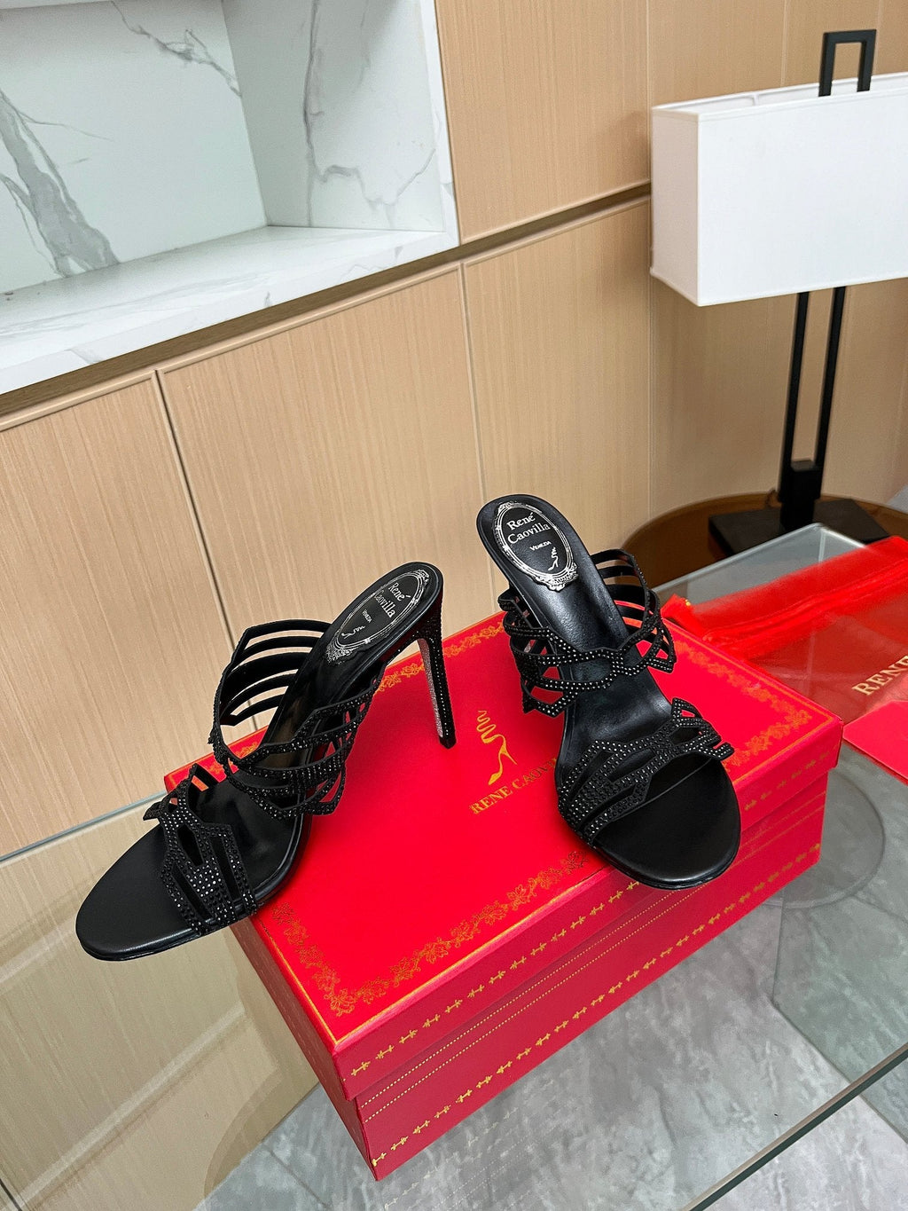 Tacones altos de cristal con forma de diamante