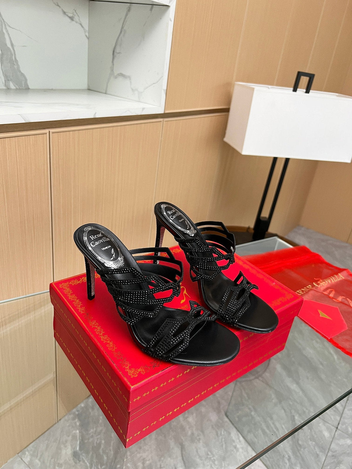 Tacones altos de cristal con forma de diamante