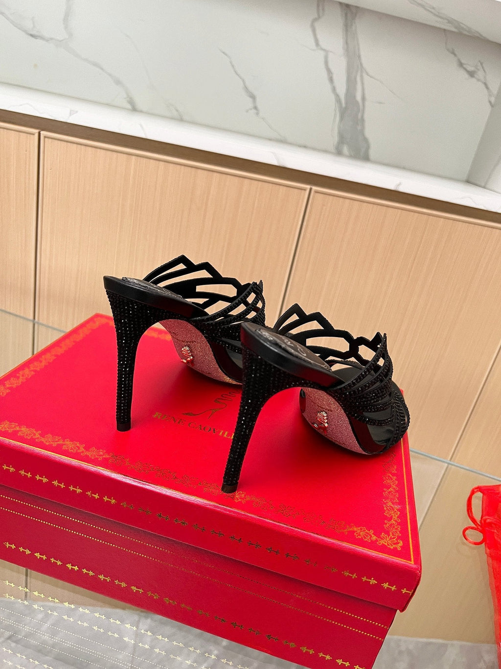 Tacones altos de cristal con forma de diamante