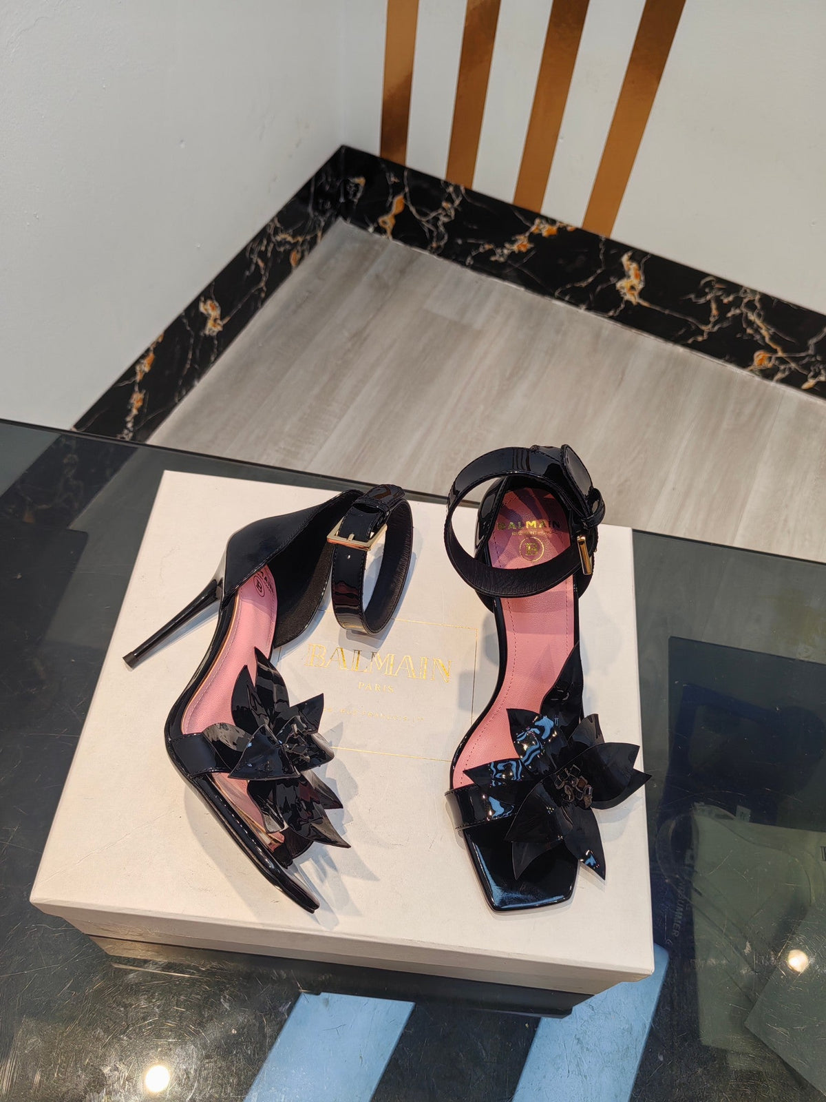 Tacones altos de charol