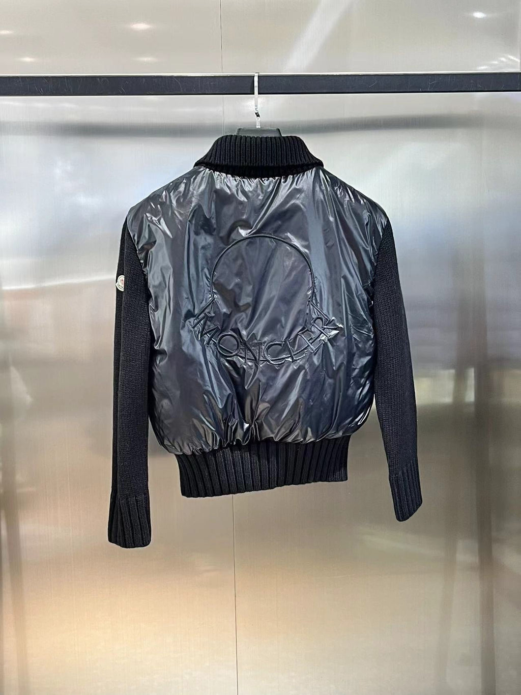 Chaqueta de plumón con mangas de punto de lana