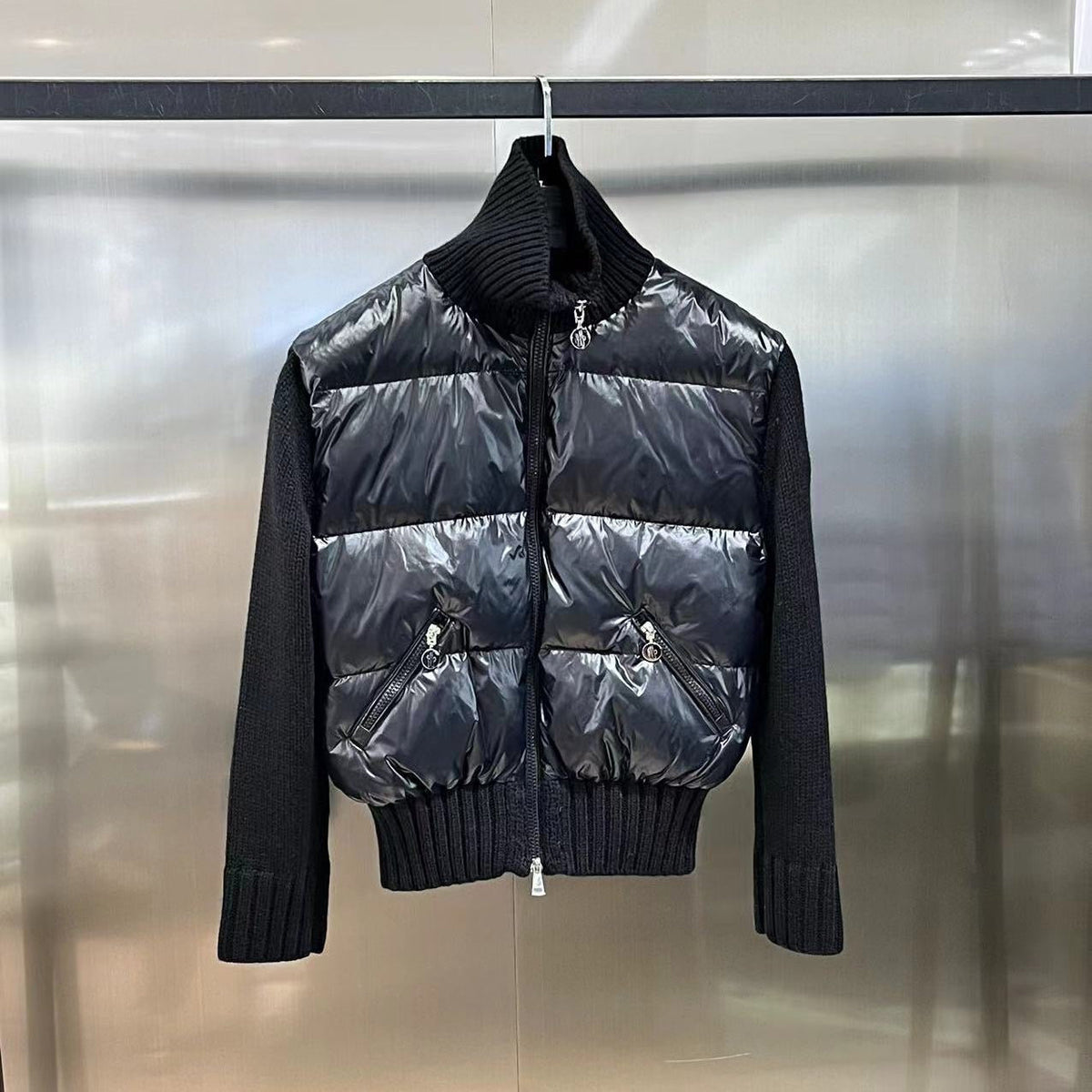 Chaqueta de plumón con mangas de punto de lana