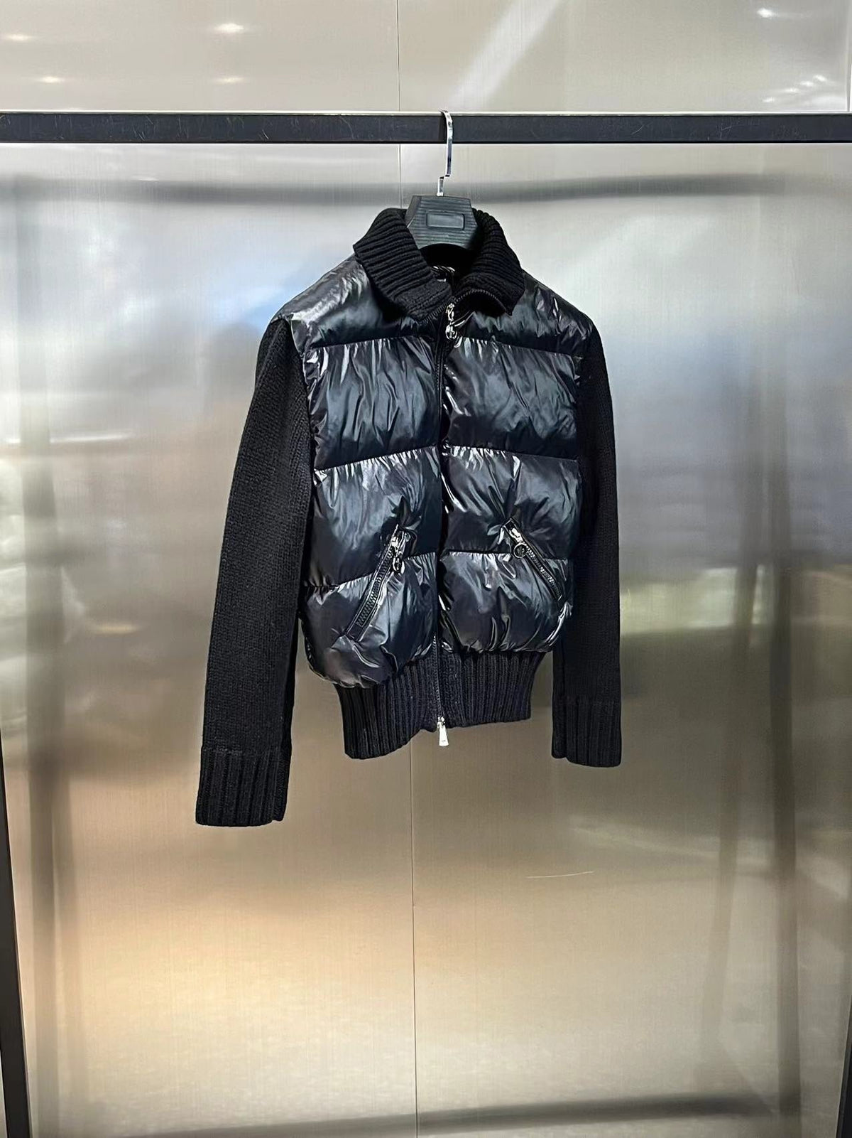 Chaqueta de plumón con mangas de punto de lana