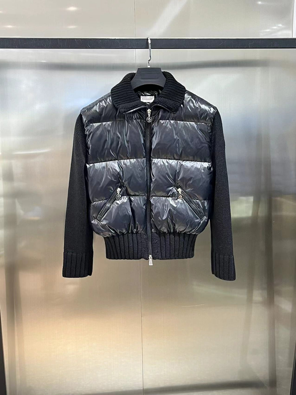 Chaqueta de plumón con mangas de punto de lana