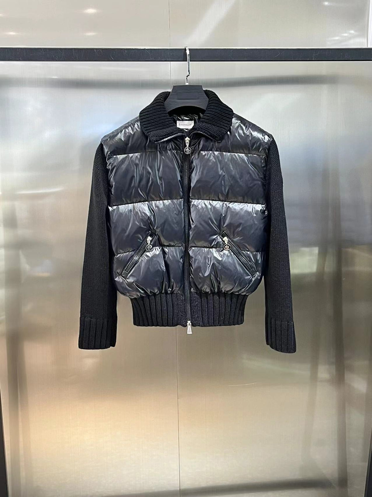 Chaqueta de plumón con mangas de punto de lana