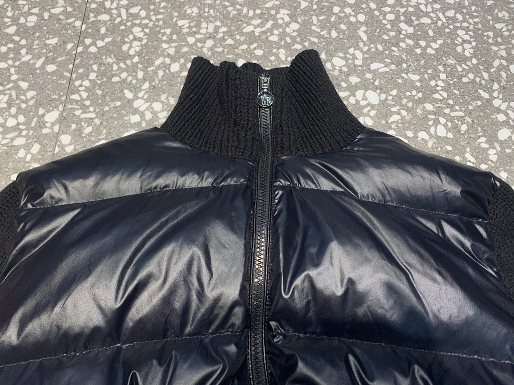Chaqueta de plumón con mangas de punto de lana