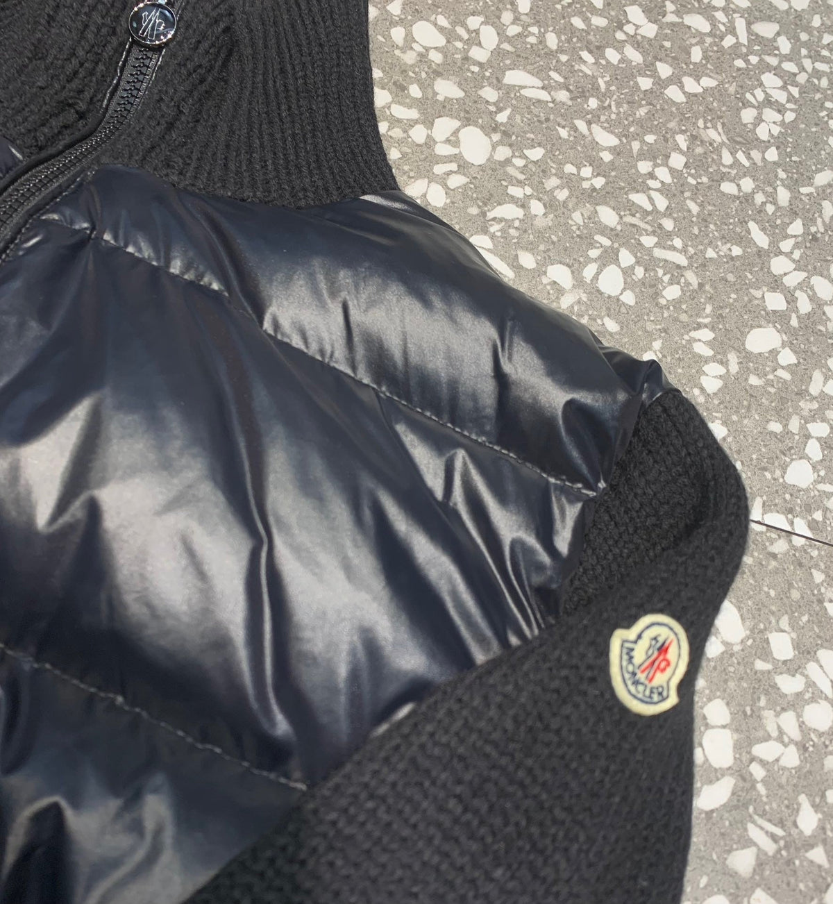 Chaqueta de plumón con mangas de punto de lana