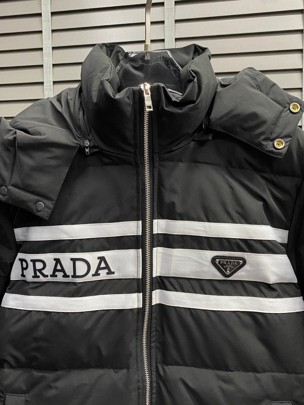 Chaqueta acolchada con capucha de plumón