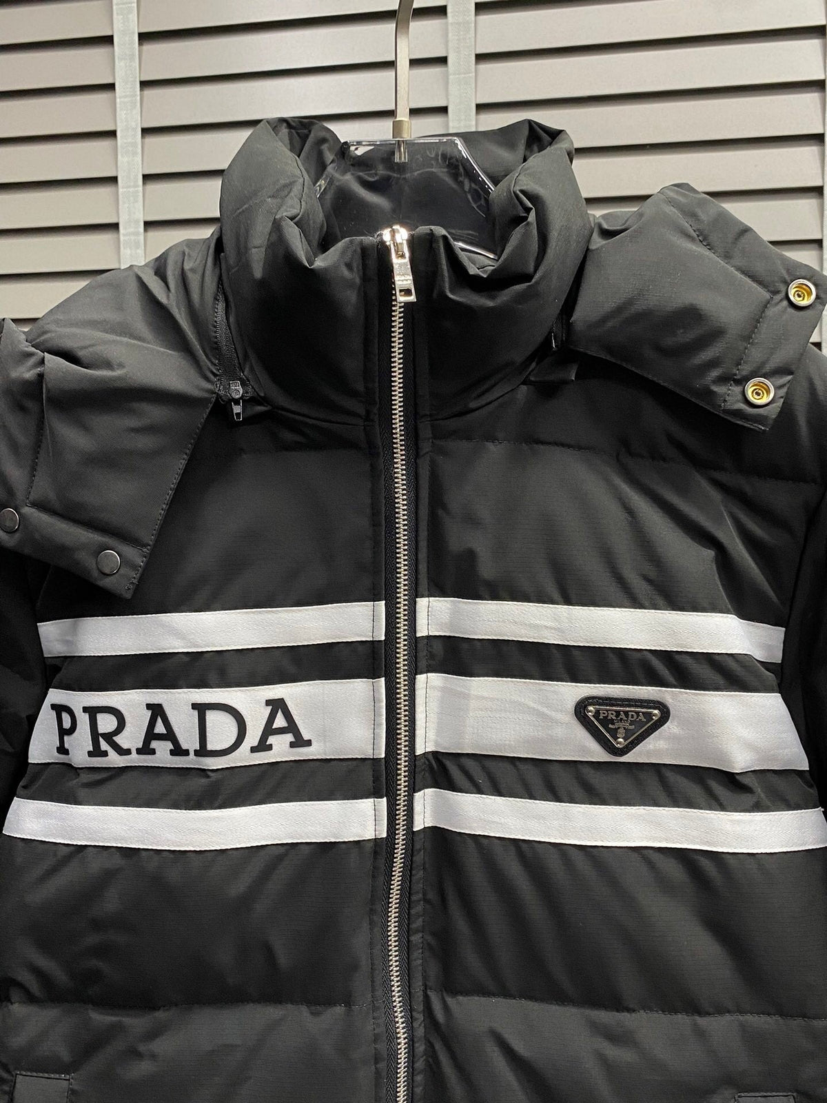 Chaqueta acolchada con capucha de plumón