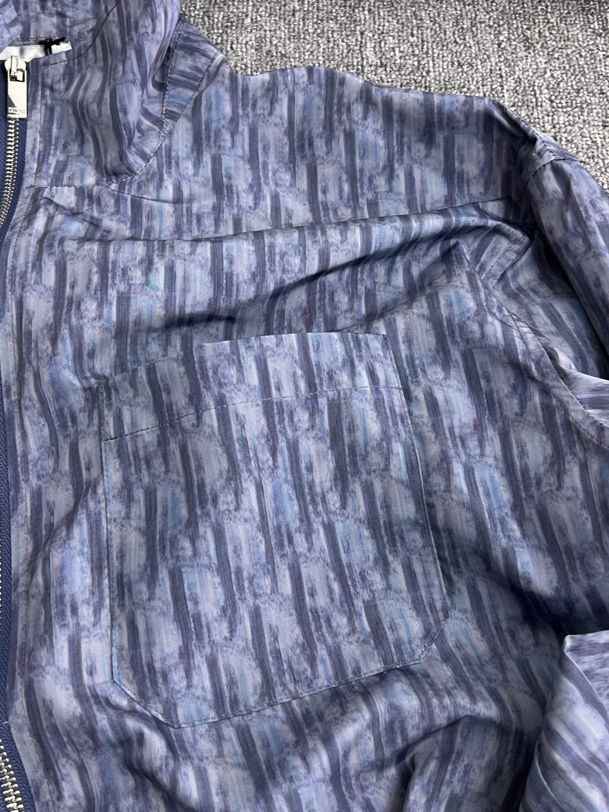 Chaqueta de cuello alto con cremallera y estampado oblicuo