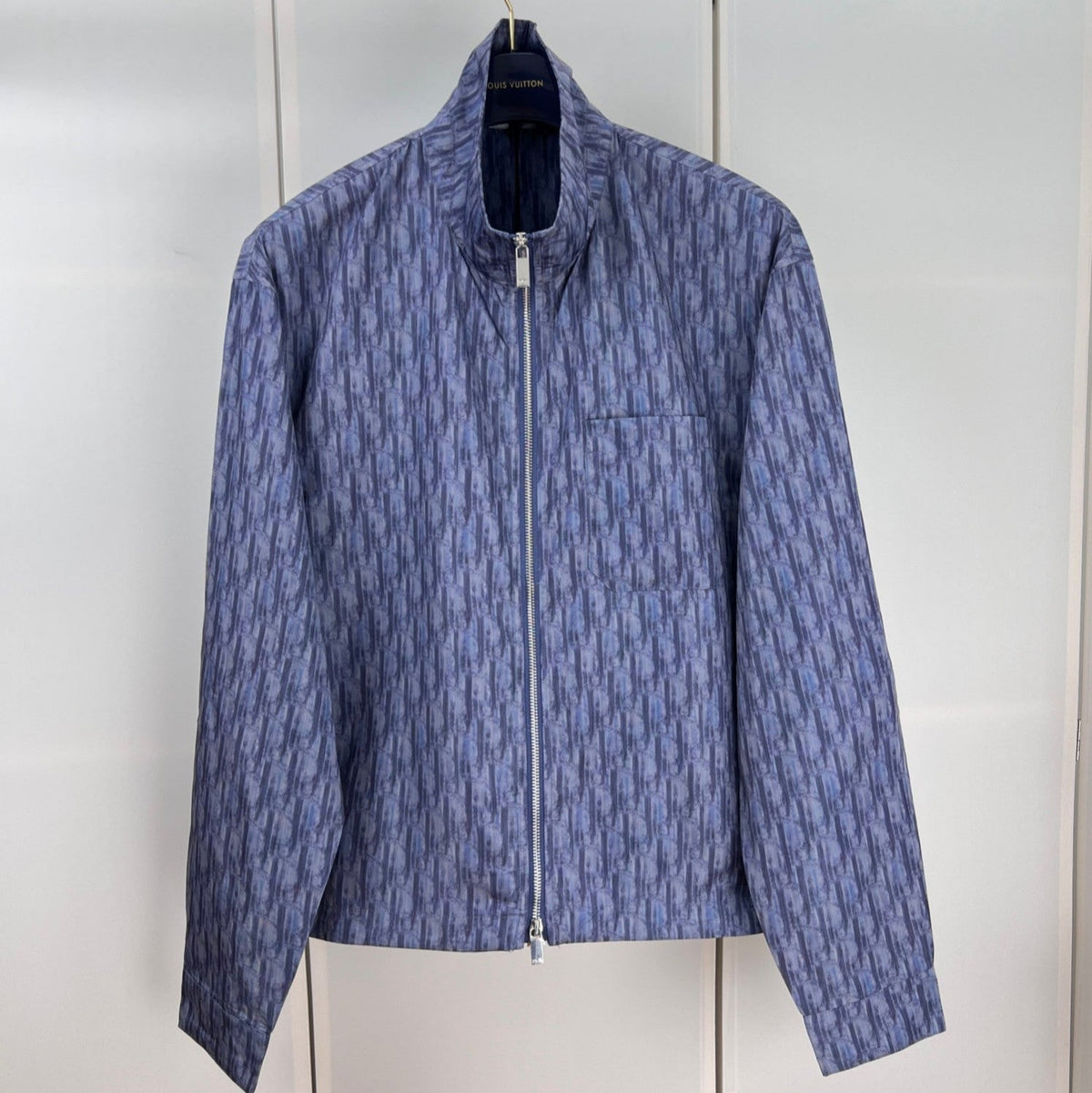 Chaqueta de cuello alto con cremallera y estampado oblicuo