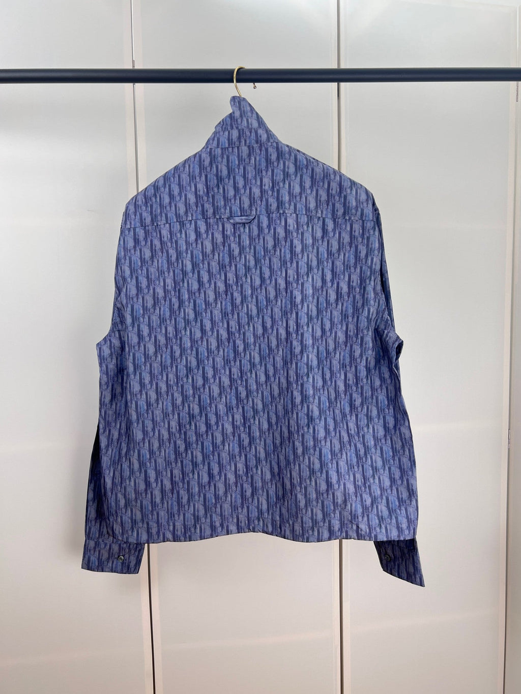 Chaqueta de cuello alto con cremallera y estampado oblicuo