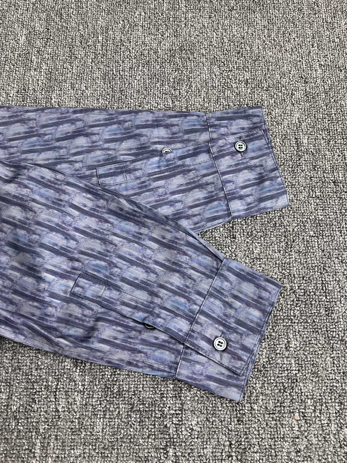 Chaqueta de cuello alto con cremallera y estampado oblicuo