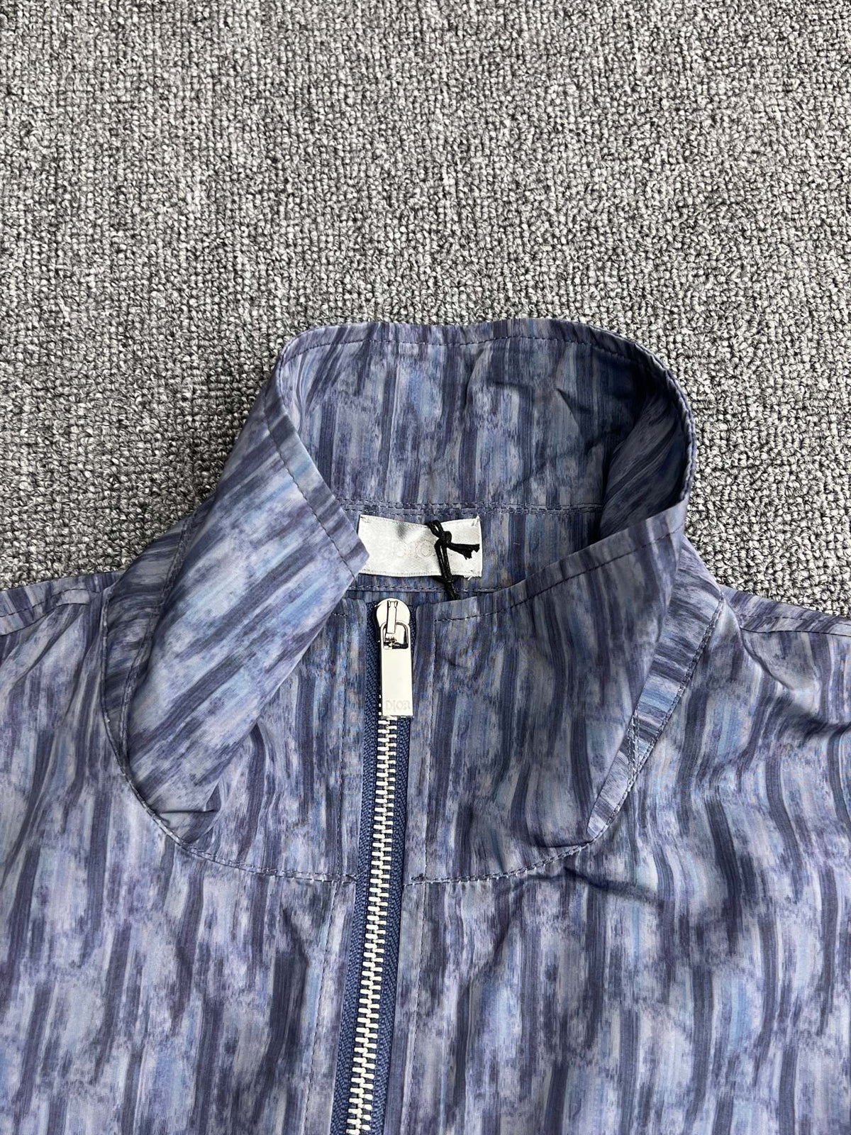 Chaqueta de cuello alto con cremallera y estampado oblicuo