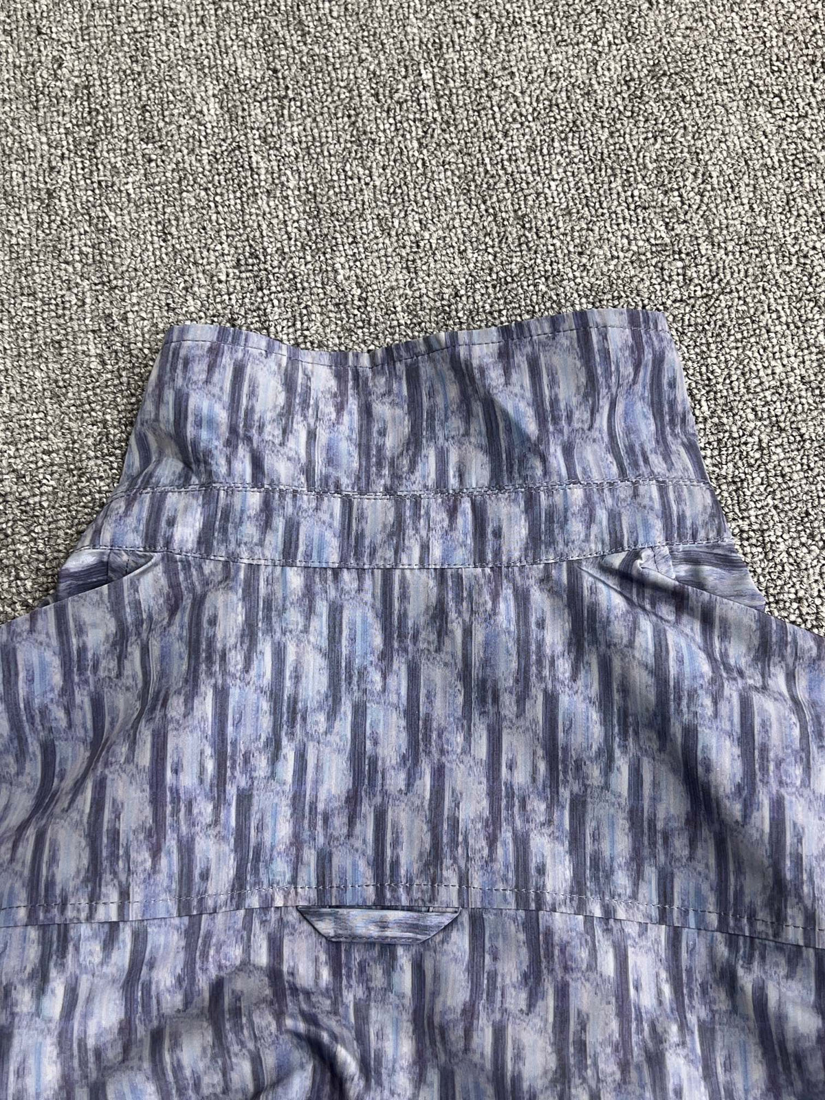 Chaqueta de cuello alto con cremallera y estampado oblicuo