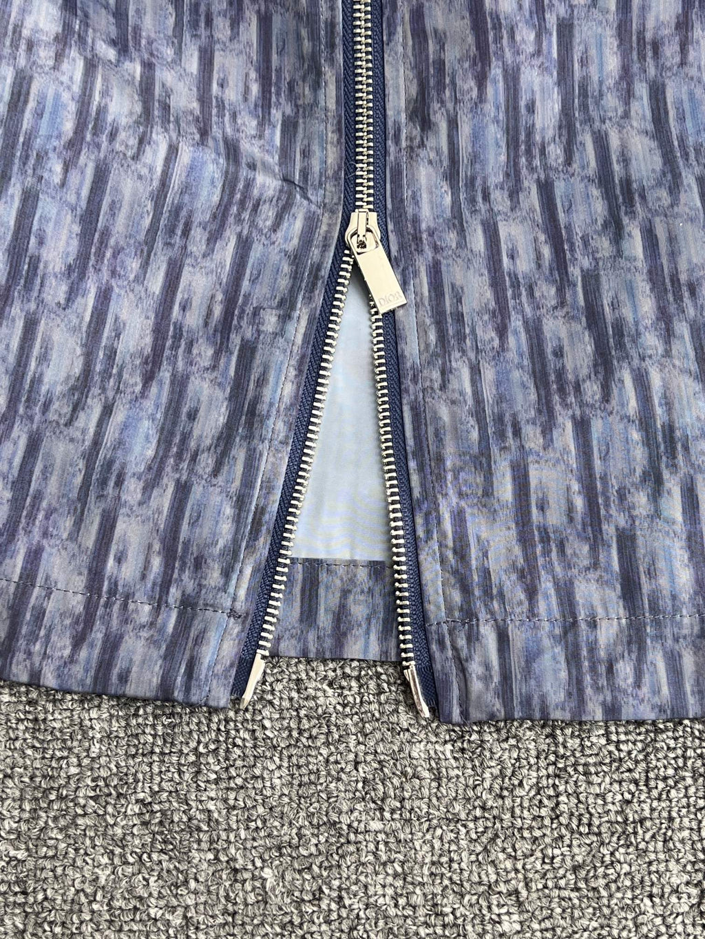Chaqueta de cuello alto con cremallera y estampado oblicuo