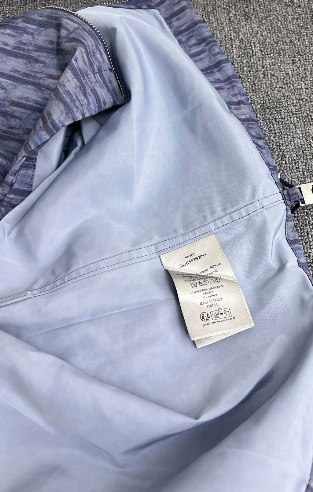 Chaqueta de cuello alto con cremallera y estampado oblicuo