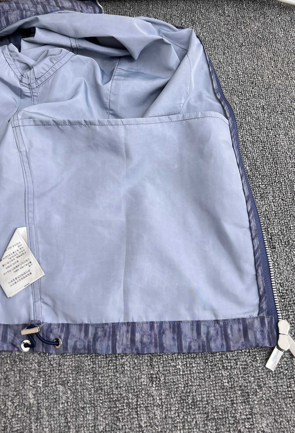 Chaqueta de cuello alto con cremallera y estampado oblicuo