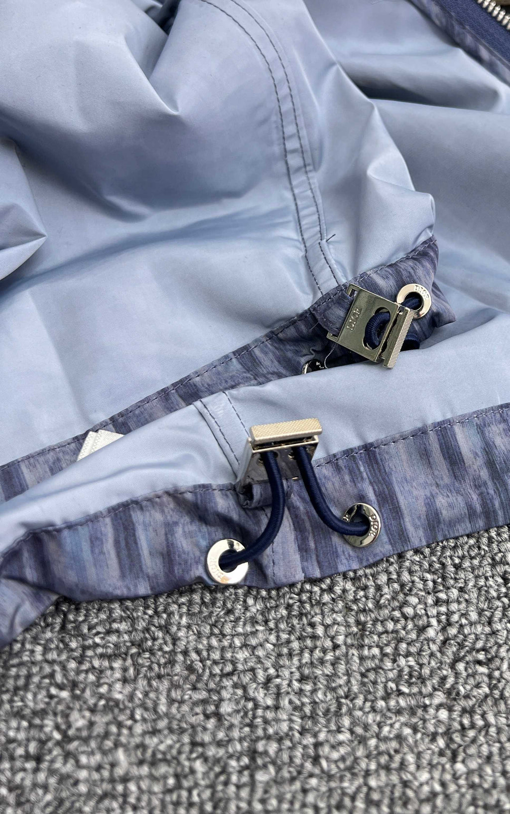 Chaqueta de cuello alto con cremallera y estampado oblicuo