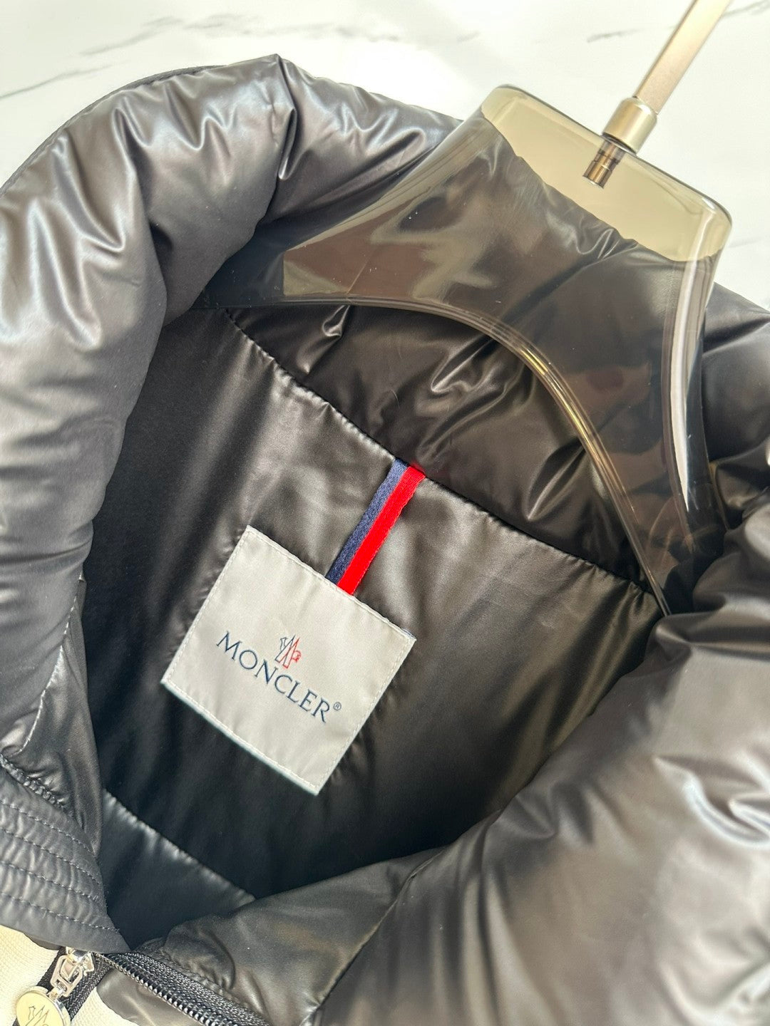 Chaqueta de plumón con parches de color sólido