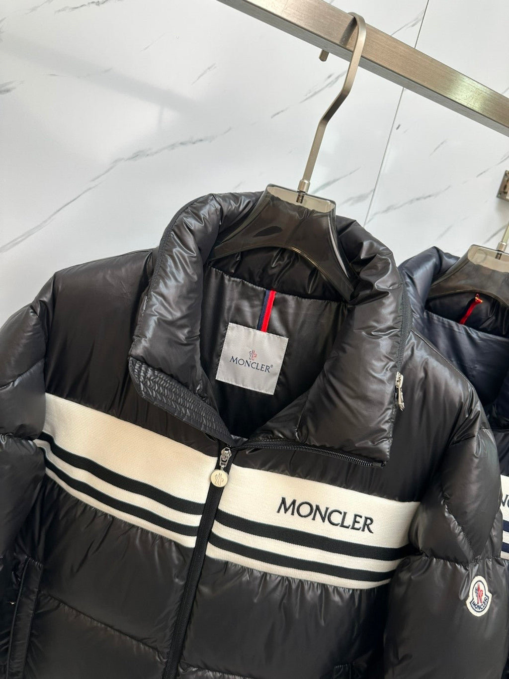 Chaqueta de plumón con parches de color sólido