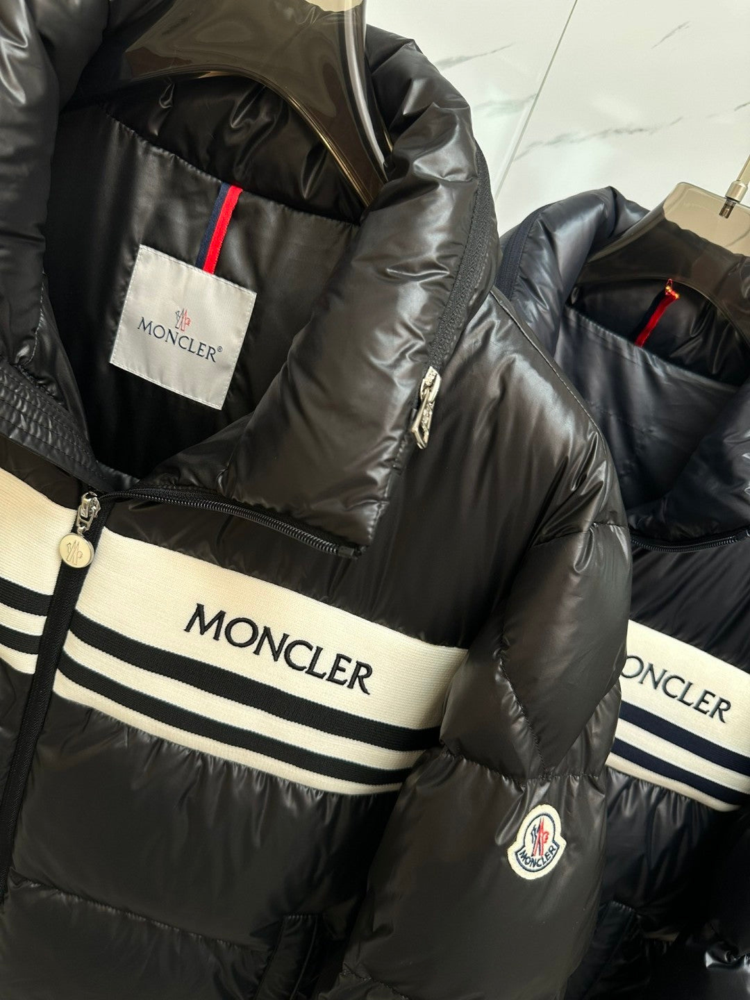 Chaqueta de plumón con parches de color sólido