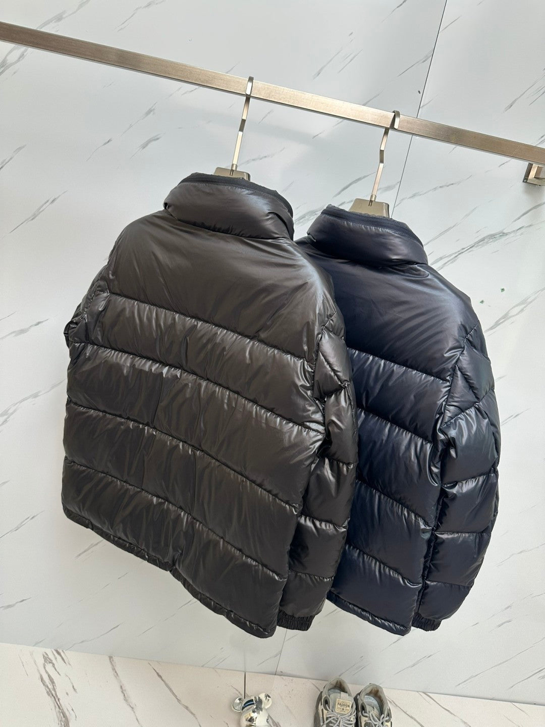 Chaqueta de plumón con parches de color sólido